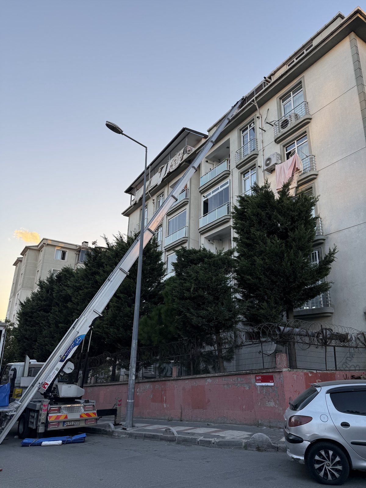 Mobil asansörle bina cephesinden eşya taşıma