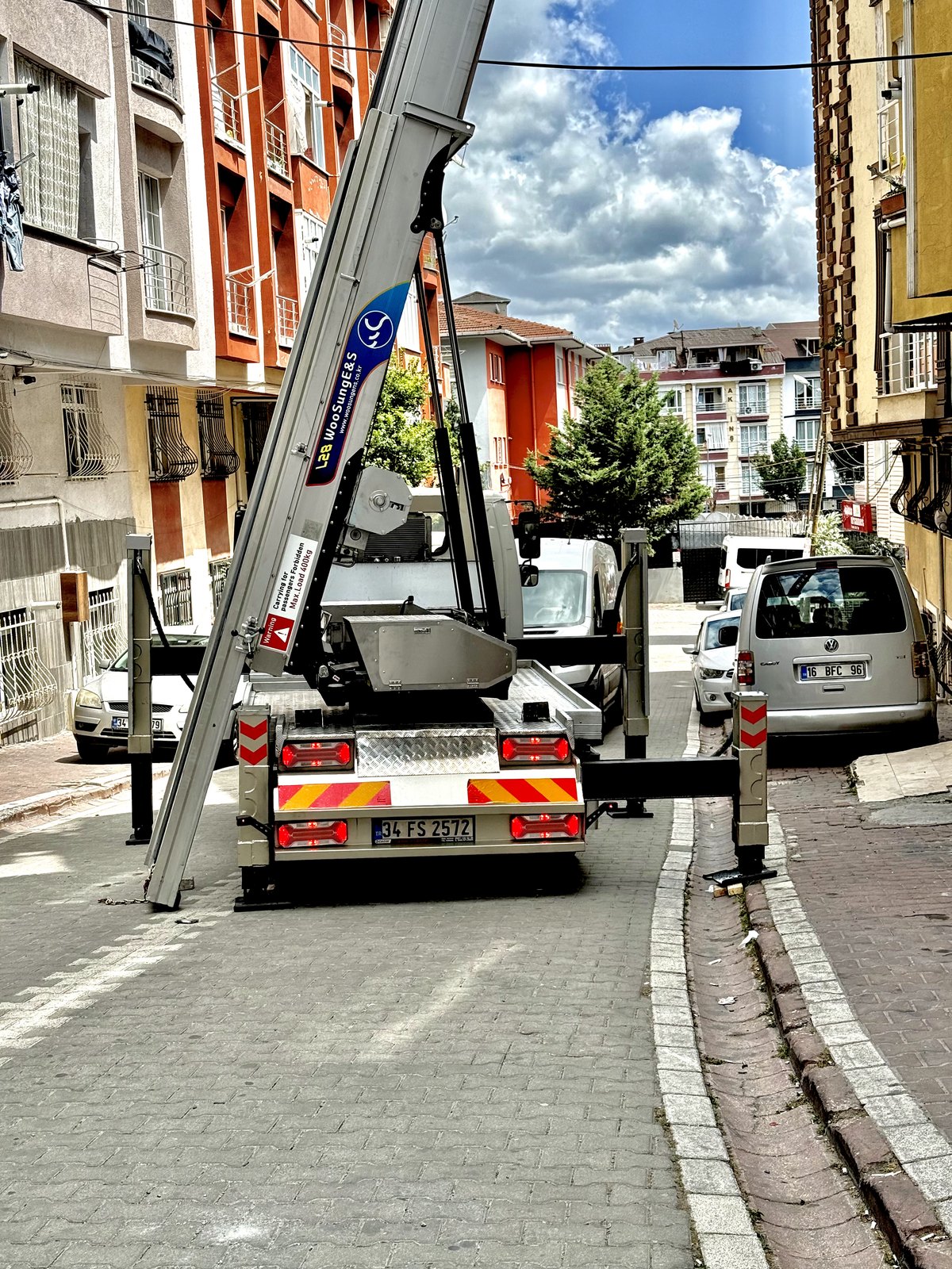 Asansör kamyonu ile apartmana eşya taşıma