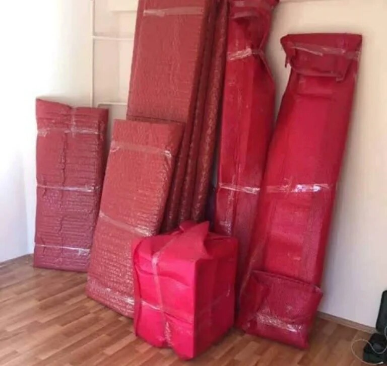 Koruyucu ambalajla paketlenmiş mobilyalar